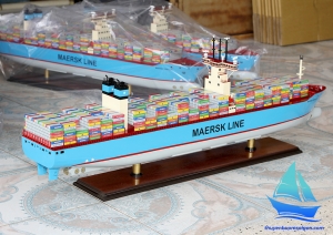 Mô hình tàu container chở hàng Maersk Triple trang trí