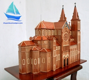 Mô hình kiến trúc gỗ nhà thờ Đức Bà Sài Gòn trang trí