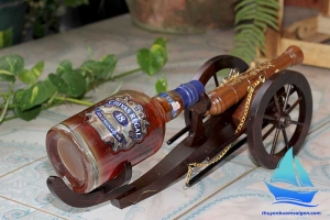 Xe súng pháo gỗ gác rượu trang trí trưng bày phòng khách